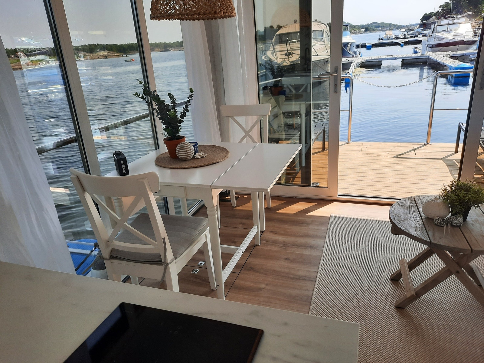 Spiseplass, dette er Libby, den minste båten. Galleribilde