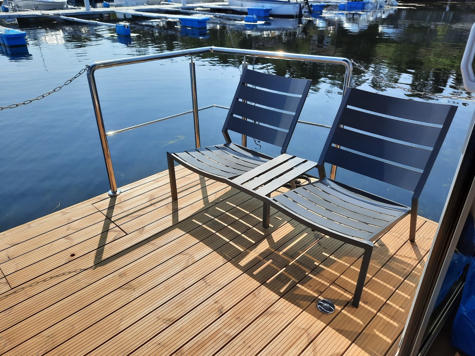 Terasse forut, med stoler og boblebad Galleribilde