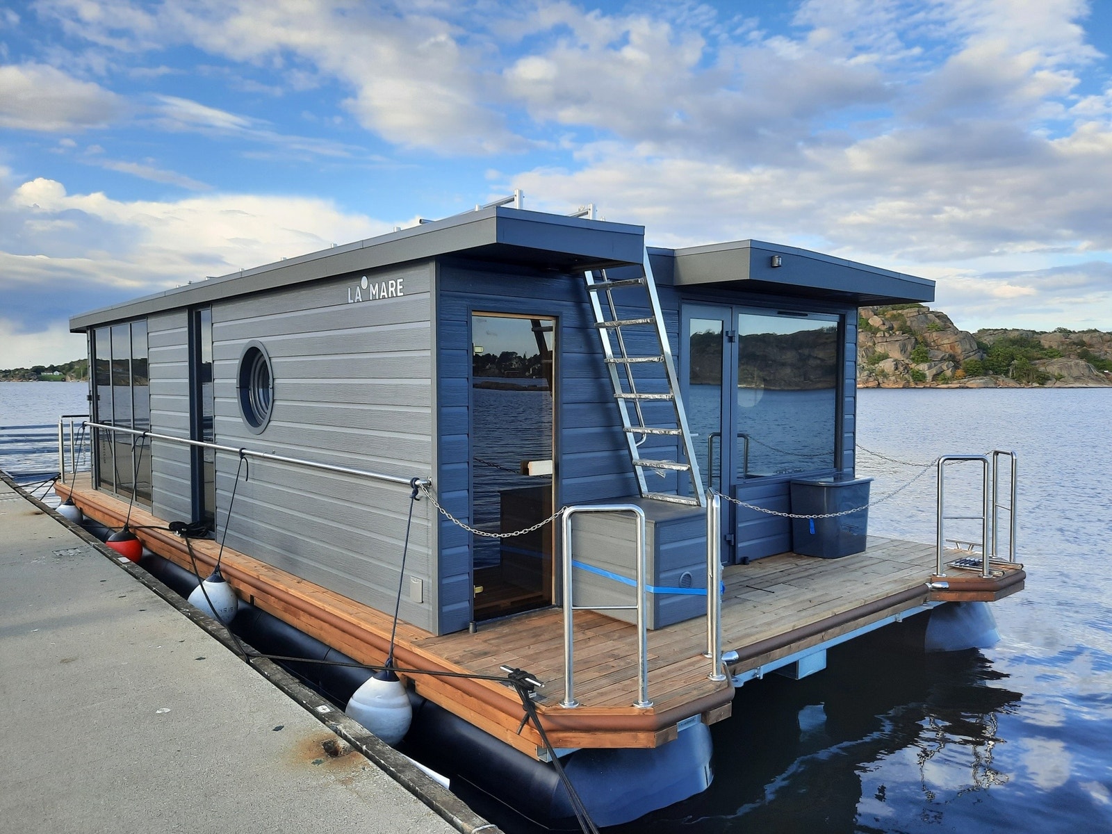 MaNena er vår største båt, vil ligge ved STRØMSTAD denne sommeren. 2 soverom, stor tak-terrasse, badstue og boblebad. Noe ledig fra St.Hans til ut i September Galleribilde