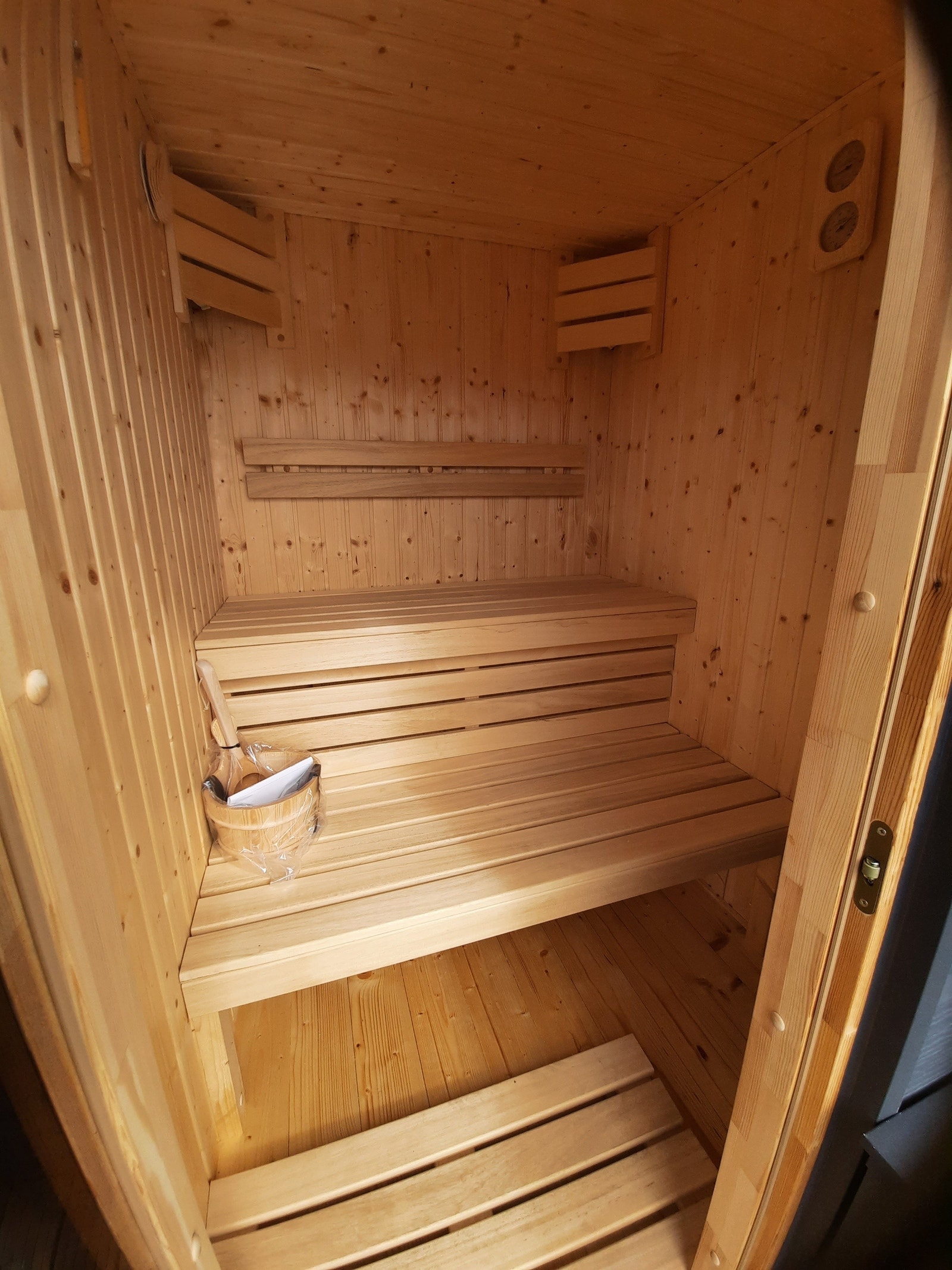 MaNena er vår største båt, vil ligge ved Strømstad denne sommeren. 2 soverom, stor tak-terrasse og badstue.
Barn kan sove på benkene, på madrass. Galleribilde