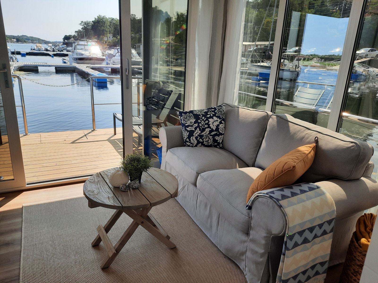 Stue med panorama-vinduer, på begge båtene, dette er Libby, den minste båten. Galleribilde
