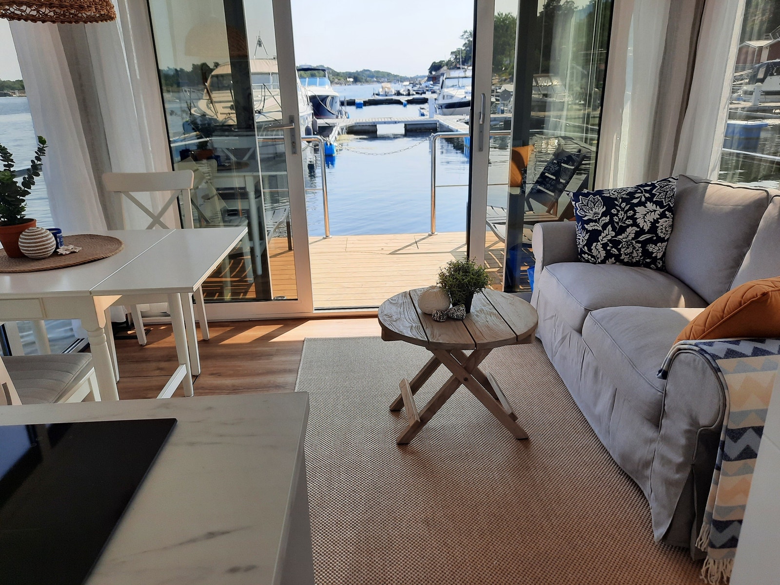 Stue med panorama-vinduer, dette er Libby, den minste båten. Galleribilde