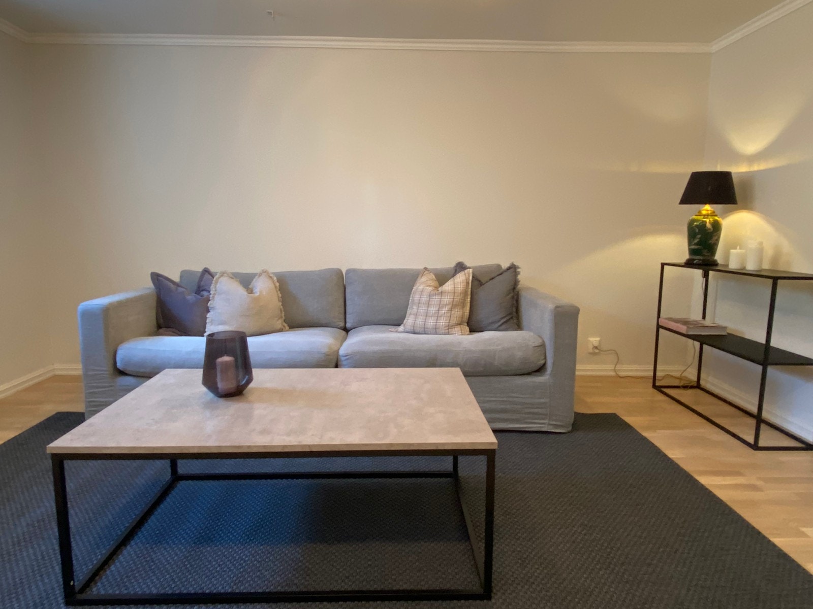 Hyggelig stue med flere møbleringsmuligheter som spisebord, TV-bord etc. Galleribilde