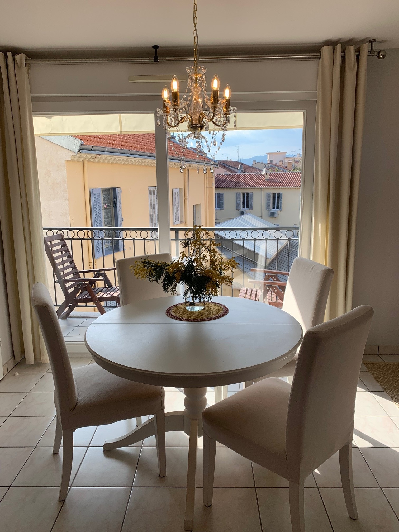 Spisestuen med de store hele vinduene/ skyvedørene ut til verandaen Galleribilde