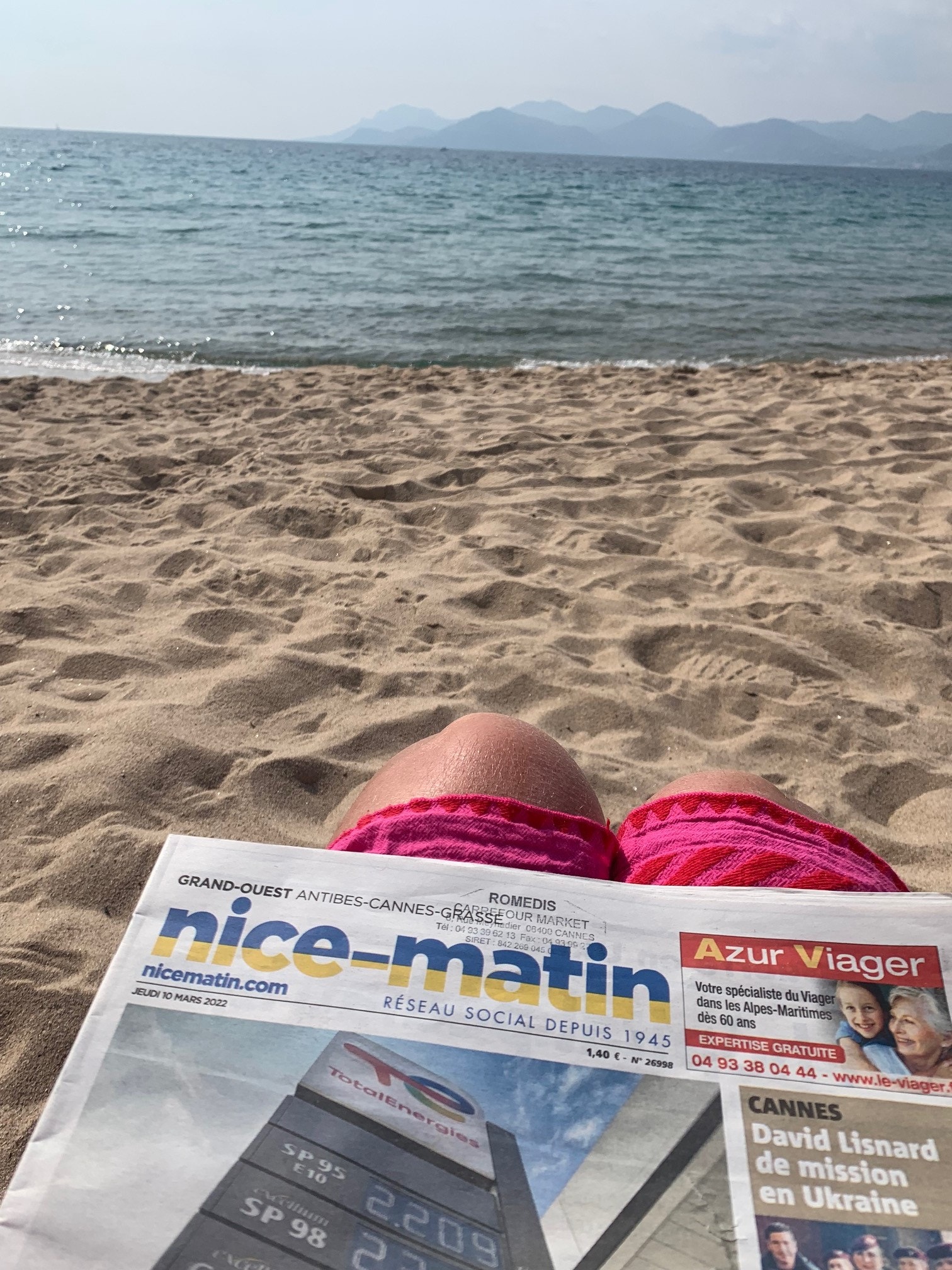 Lykke; lokalavisen Nice Matin på stranda( kjole er mulig selv i mars) Galleribilde