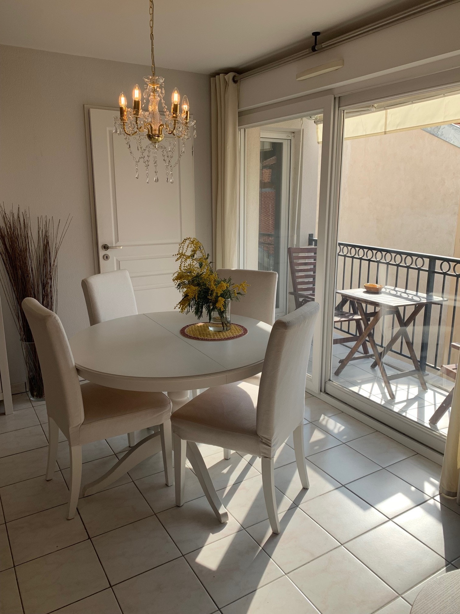 Spisestue med spisebord og 4 stoler( finnes to ekstra) Galleribilde