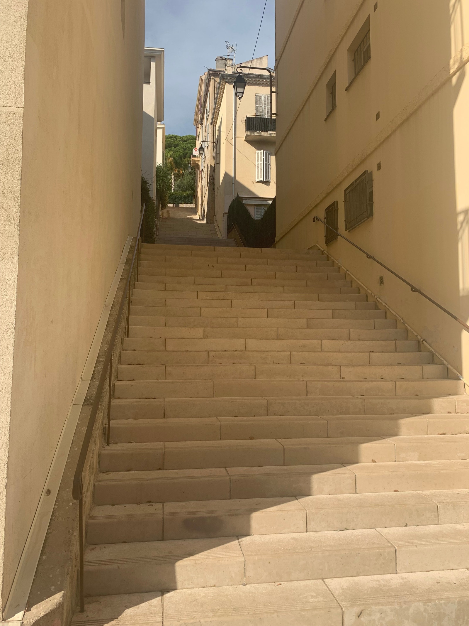 Trappene opp til utsiktspunktet i Cannes går langs vårt bygg. Utsikten fra ruinene av den gamle Borgen og stemningen i kirken Notre Dame de l’Esperance bør oppleves. Noen sprekinger løper trappeløp her Galleribilde