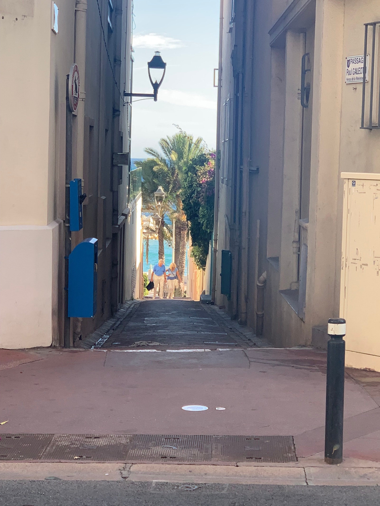 Passasjen ned til Middelhavet, den azurblå fargen er så vakker Galleribilde