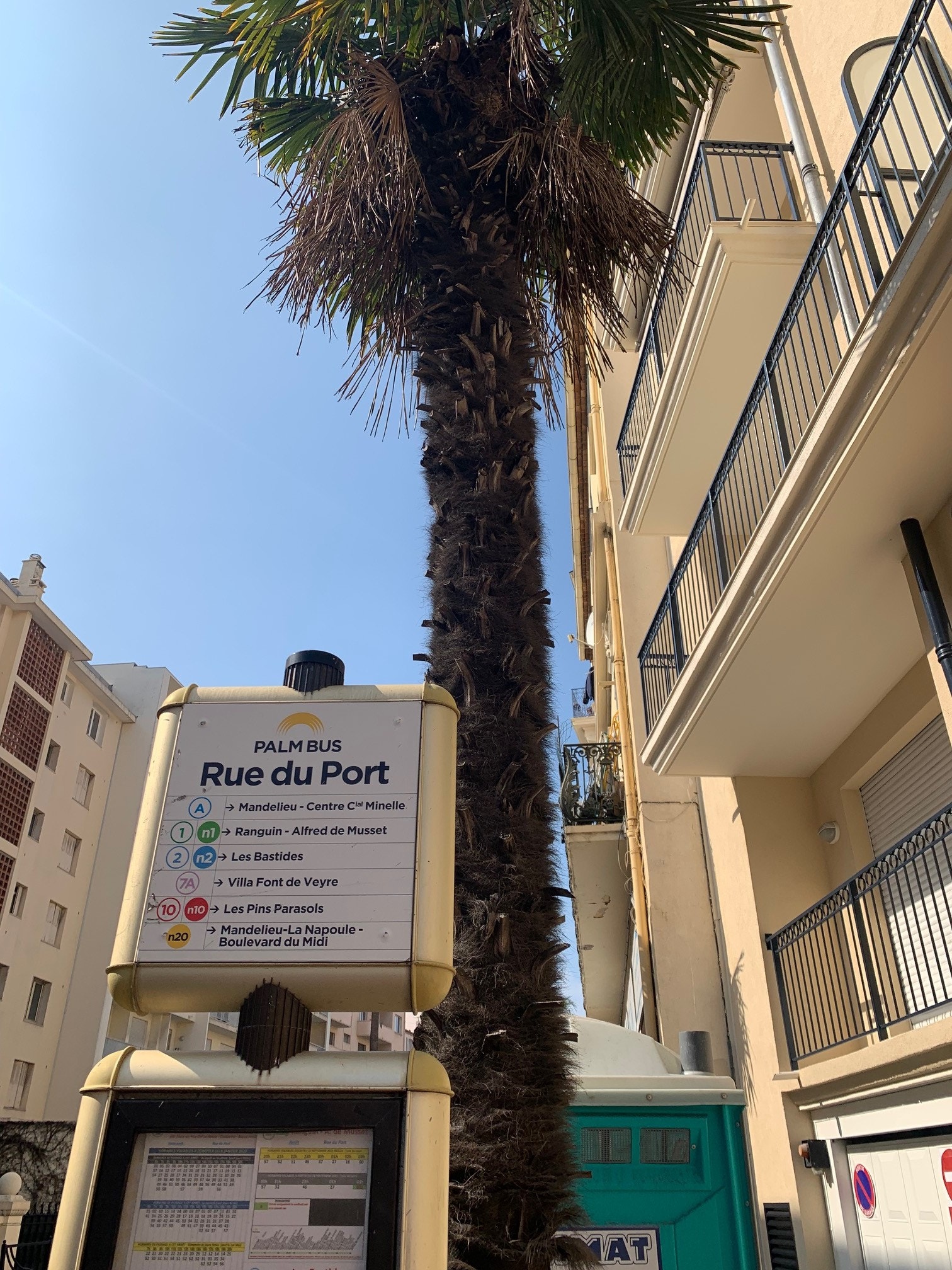 Fasaden som akkurat er nymalt og busstoppet rett ut fra hoveddøra, vårt stopp heter Rue de Port(altså havneveien) Galleribilde