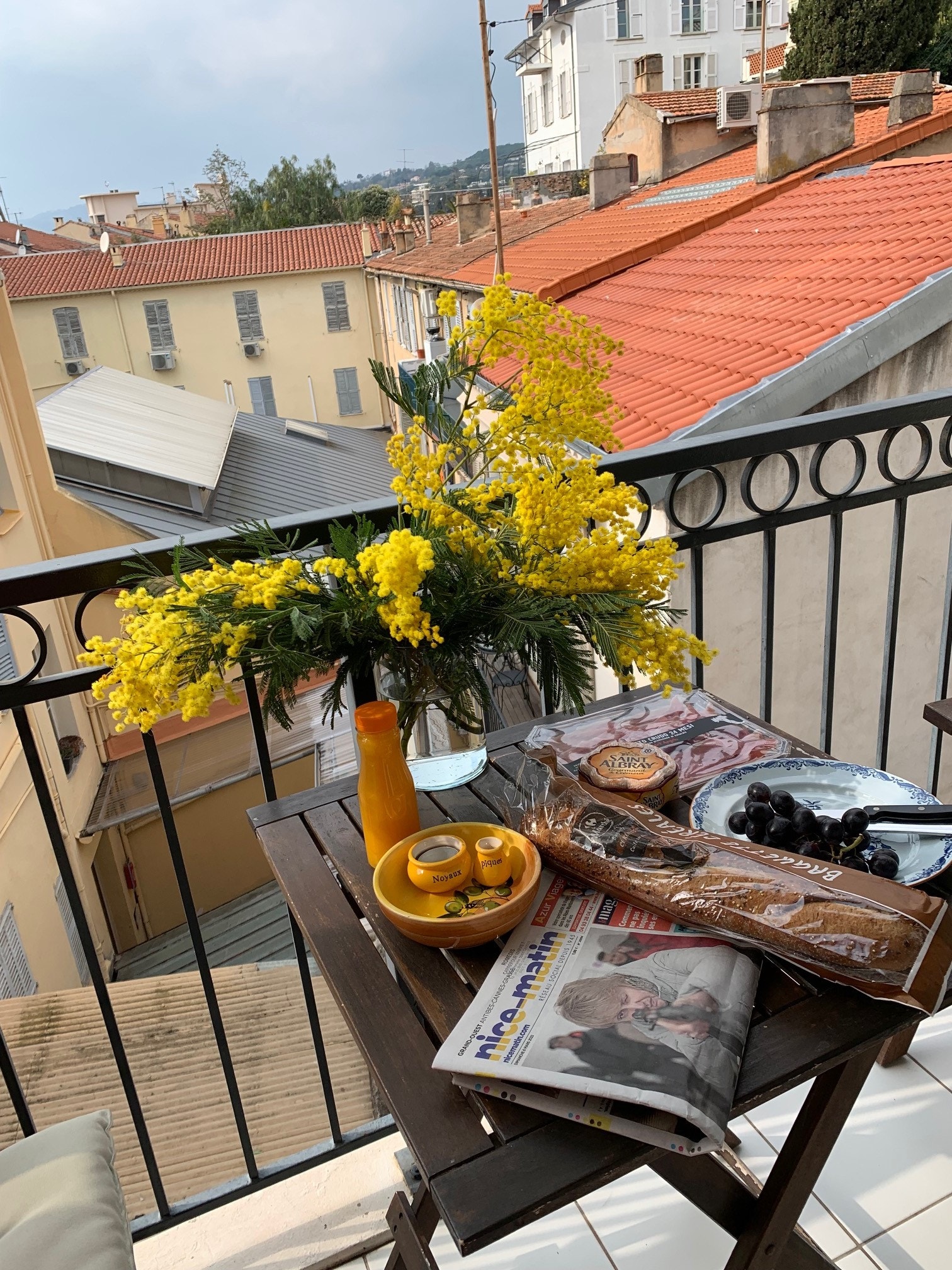 Verandaen dekket til frokost. Mimosaen blomstrer vakkert fra januar til mars og er et sikkert vårtegn Galleribilde