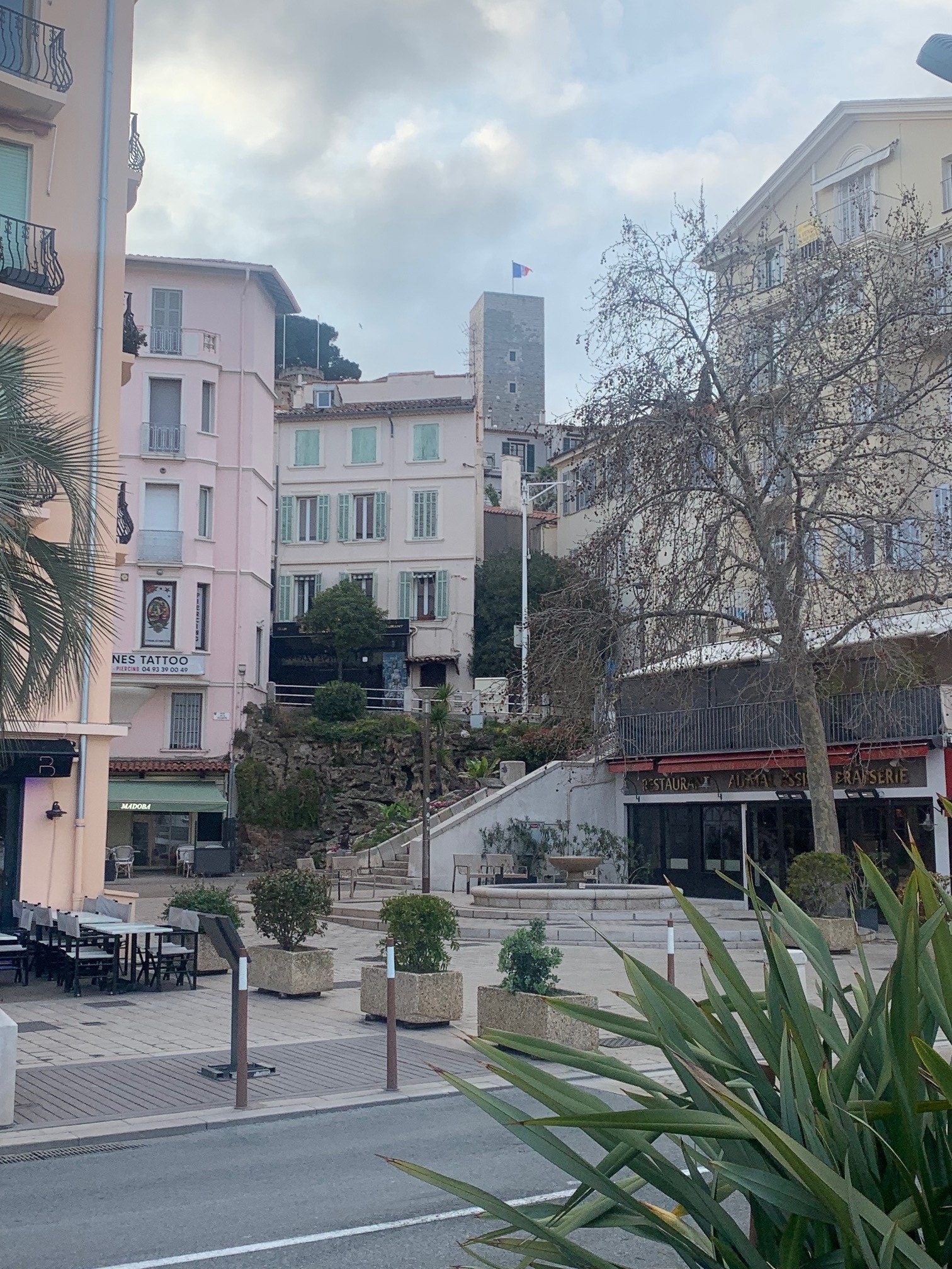 Små trappetrinn ned fra vår gate; Rue Georges Clemenceau, til alle restaurantene og båtene på brygga( Quai St. Pierre) Galleribilde