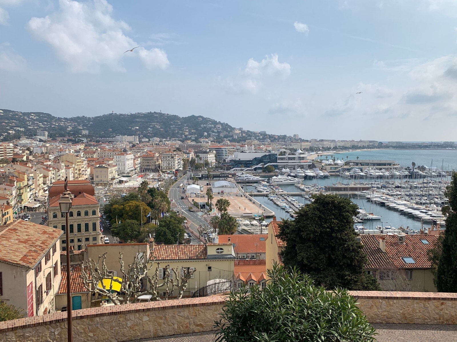Utsikten fra Borgen/ Kirken ovenfor oss og utover hele, vakre Cannes Galleribilde