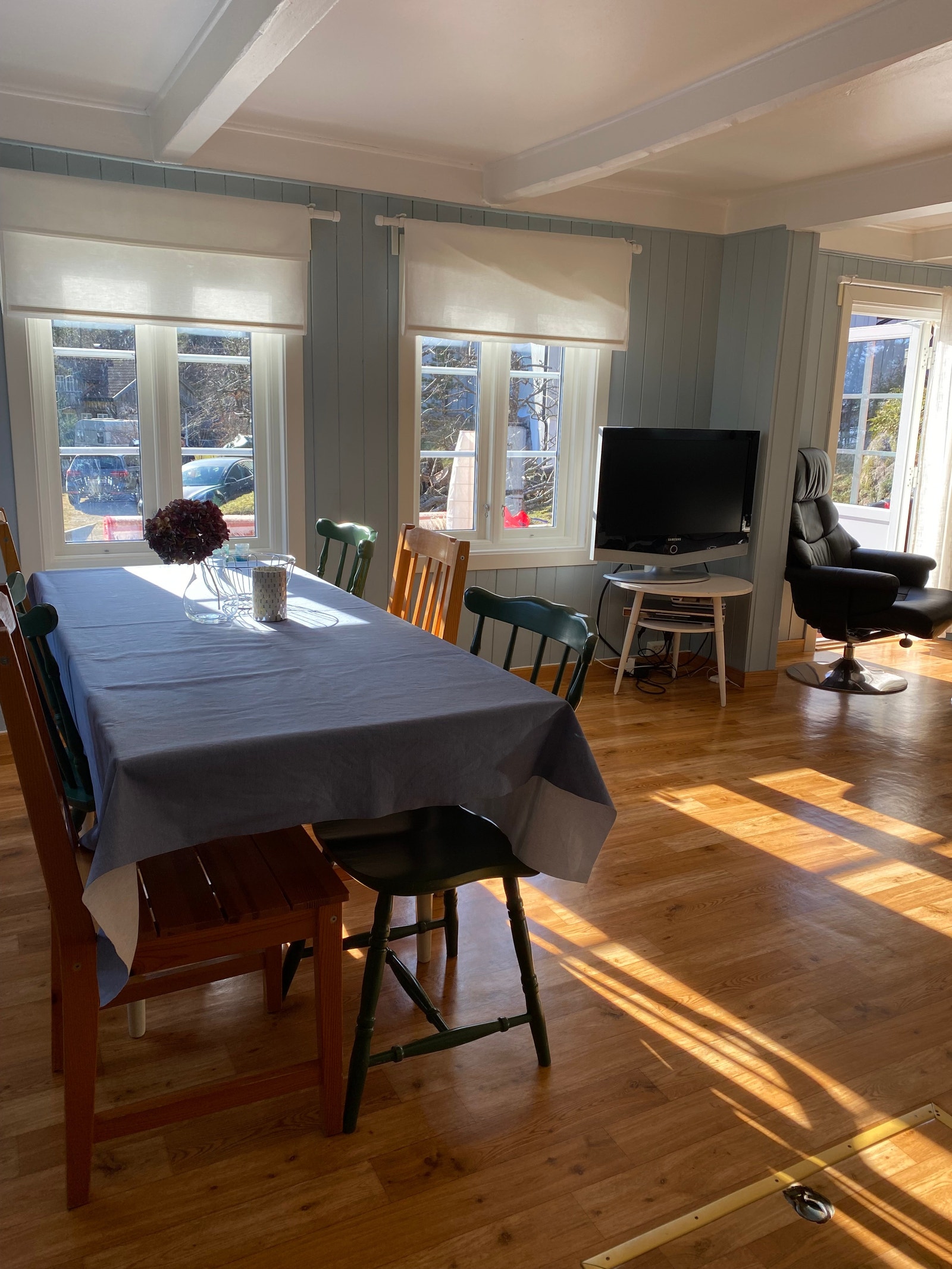 Spiseplass og stue med tv Galleribilde