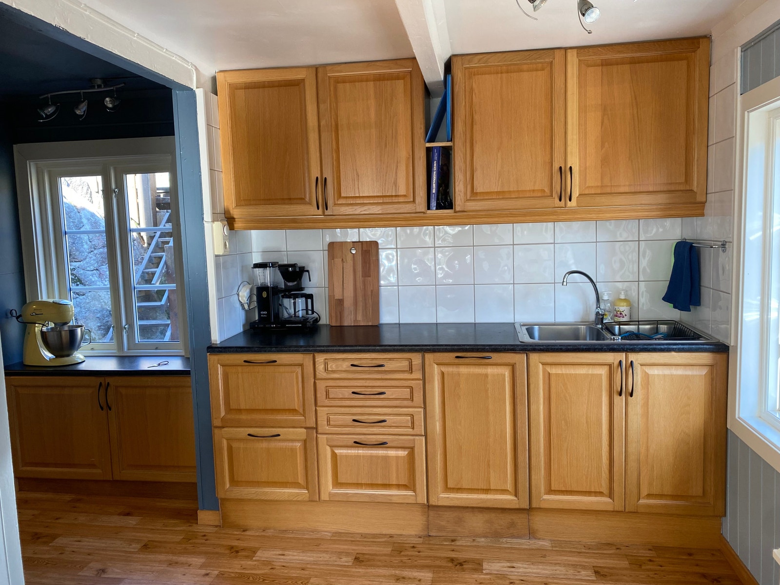 Kjøkken med bl.a oppvaskmaskin Galleribilde