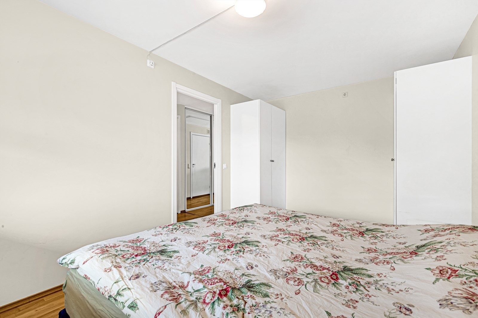 Soverom med to vinduer Galleribilde