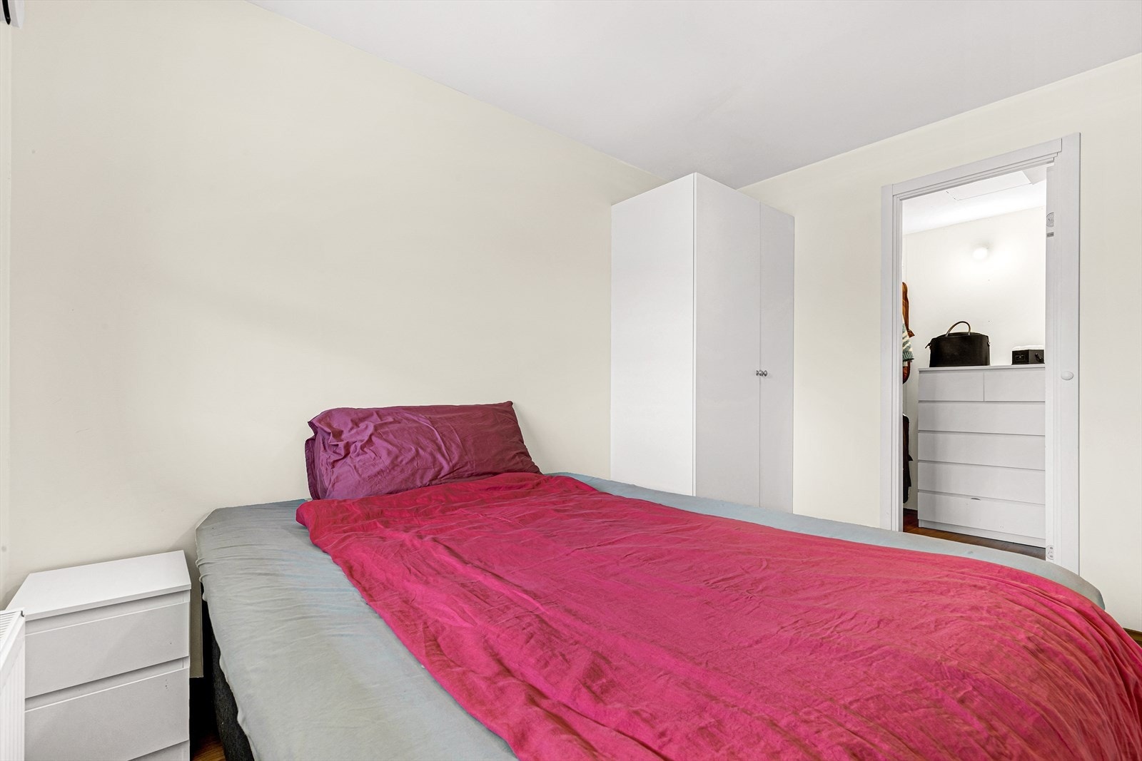 Soverom med walk-in-closet. Ett vindu Galleribilde