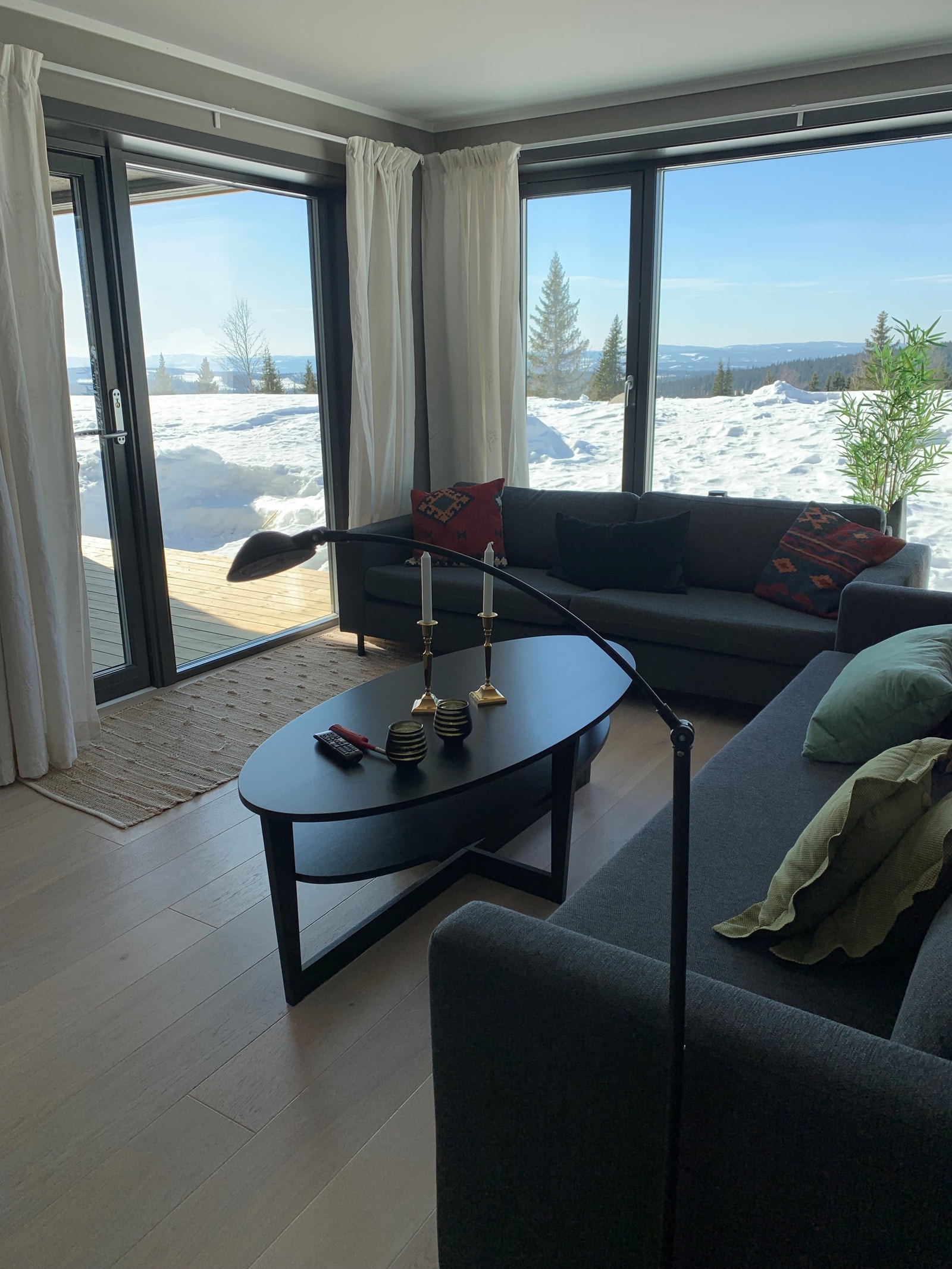 Lys og fin stue med herlig utsikt Galleribilde