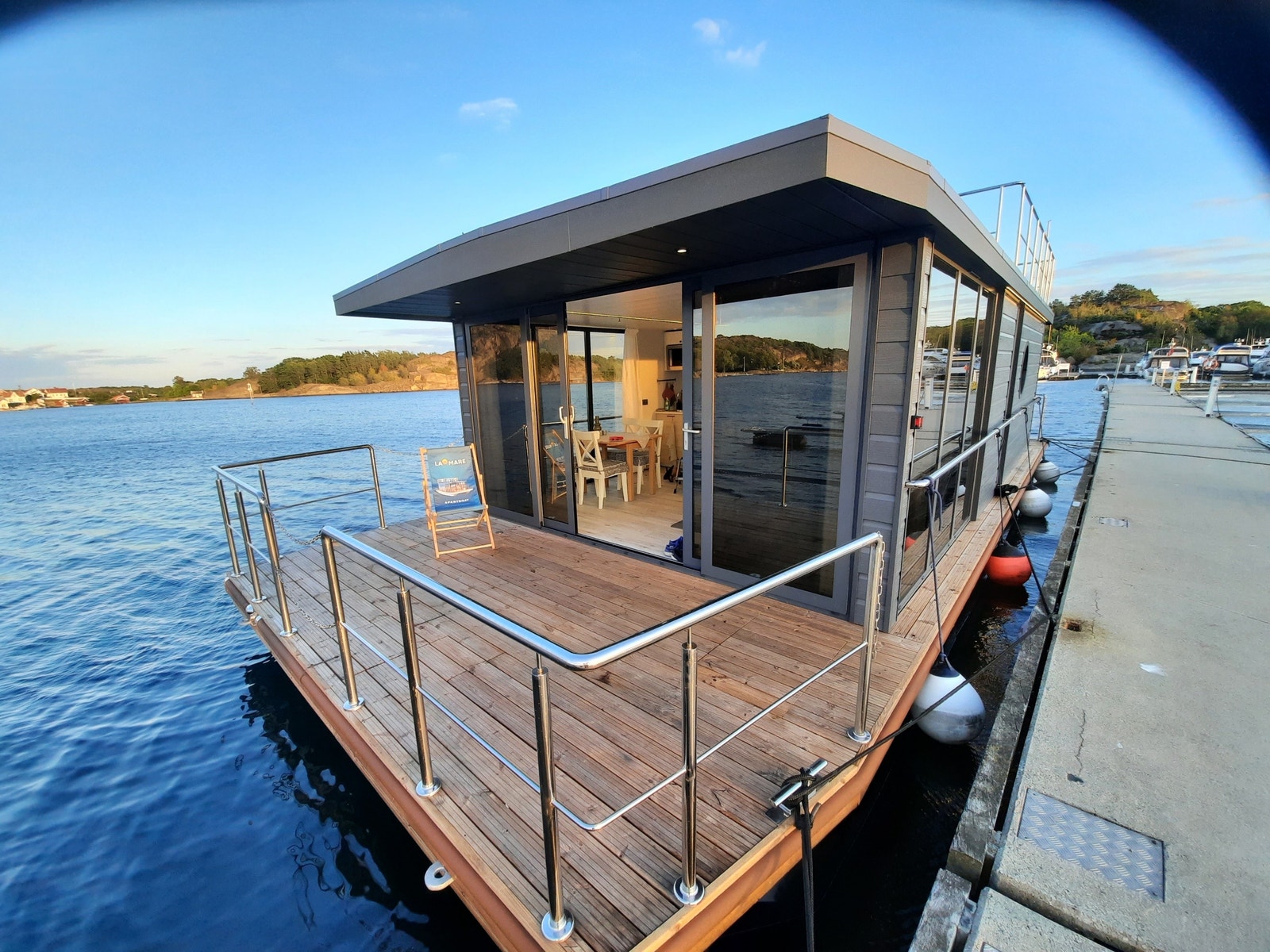 MaNena er vår største båt, vil ligge ved Strømstad denne sommeren. 2 soverom, stor tak-terrasse og badstue. Galleribilde