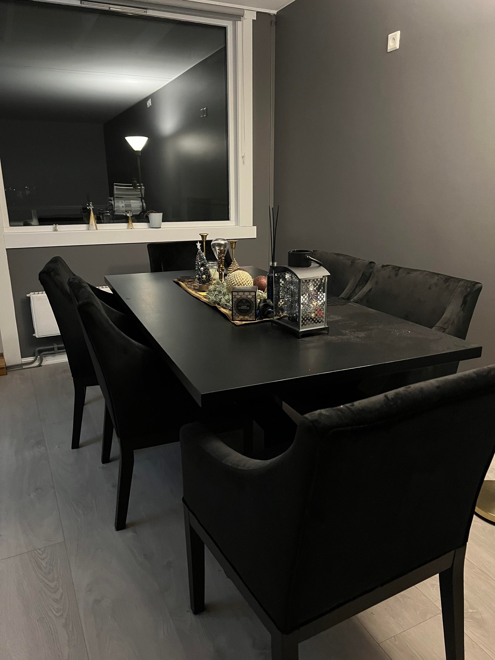 spisebord med plass til 6 Galleribilde