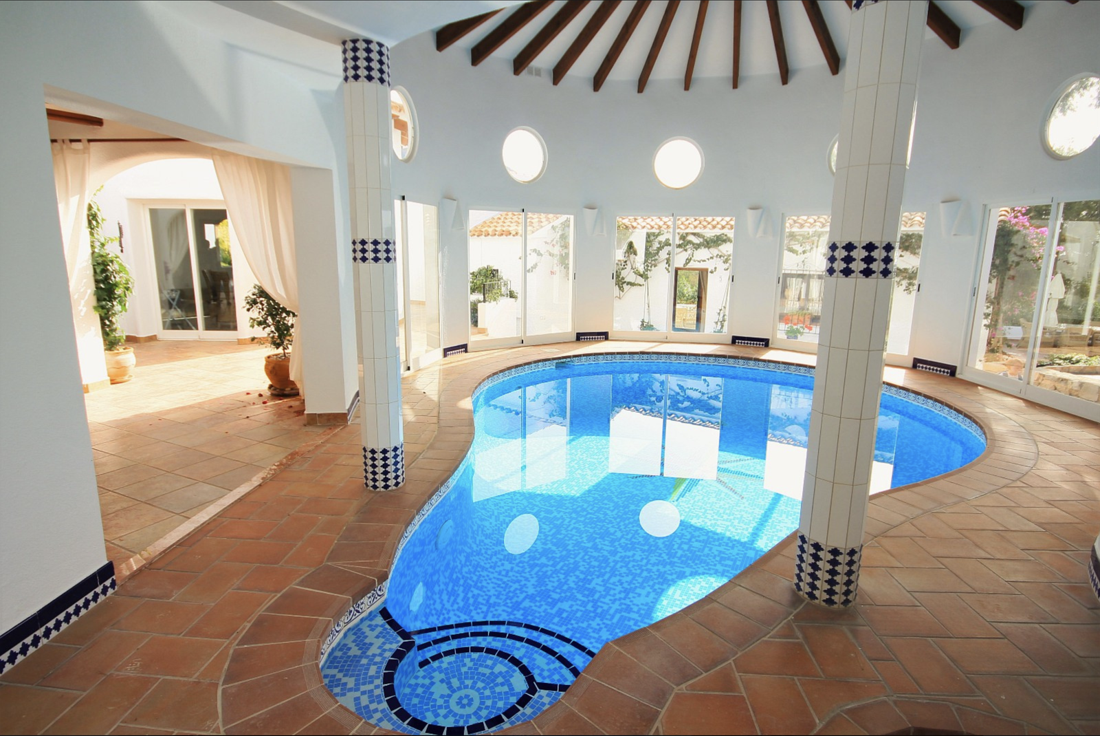 Overbygget oppvarmet basseng med med skyvedør ut mot terreng Galleribilde