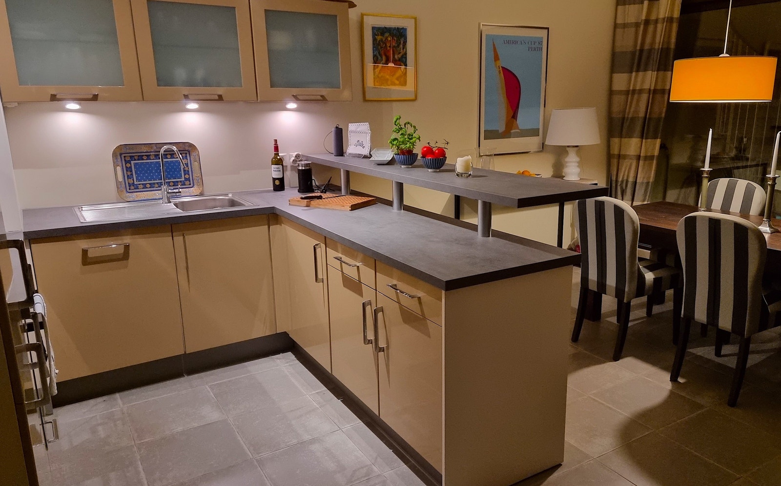 Lettstellt velutstyrt kjøkken Galleribilde