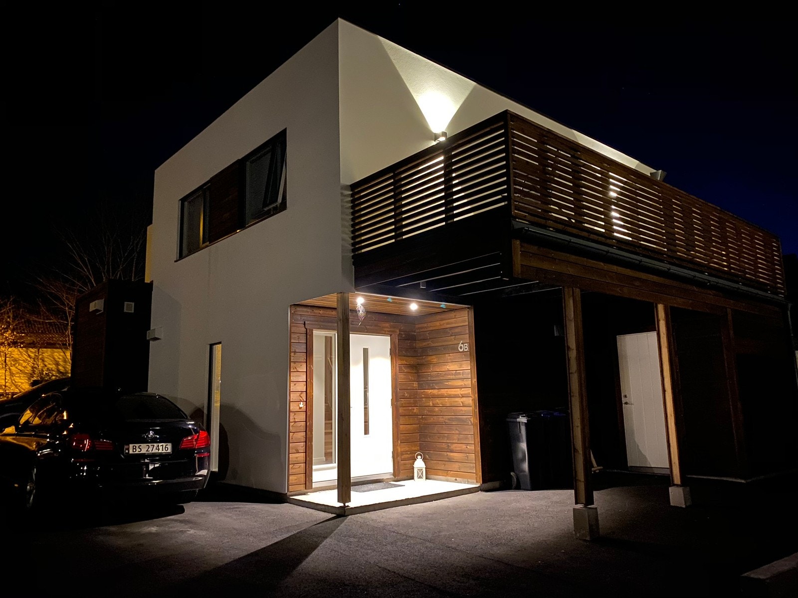 Funkisbolig. Carport med bod, samt plass til 2 biler utenfor Galleribilde