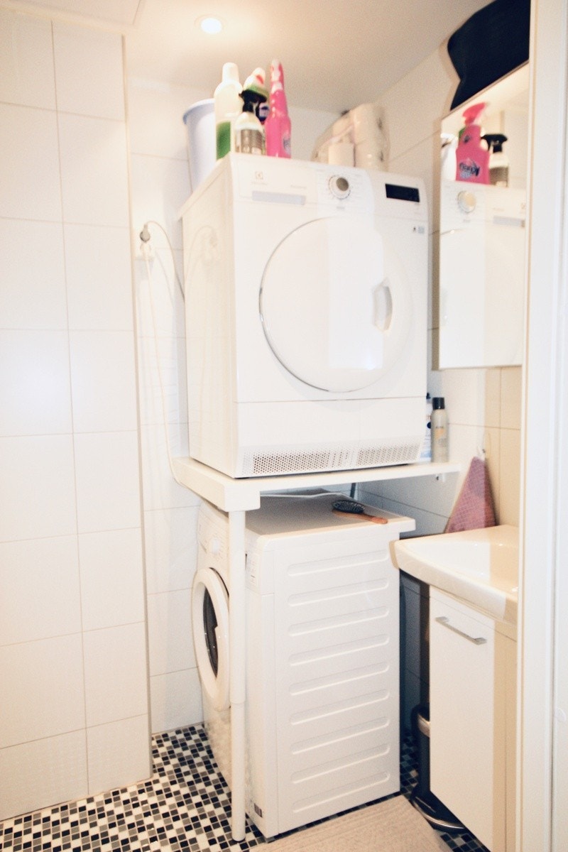 Bad med vaskemaskin og tørketrommel Galleribilde