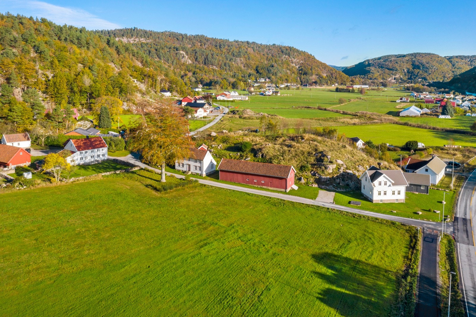 Dronebilde over gården som er fredet Galleribilde