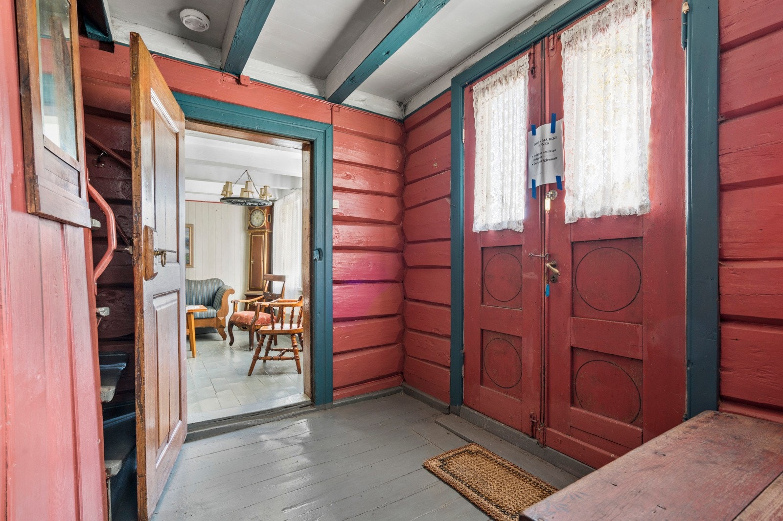 Gang med utgang til hagen og trapp til 2.etg Galleribilde