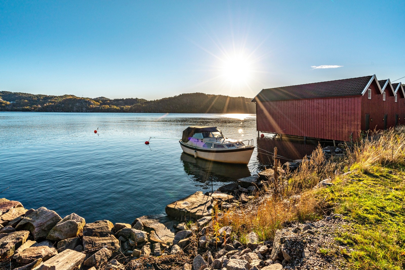 Parsell i Hosledalen - ca 20 meter strandlinje - mulighet for båthus Galleribilde