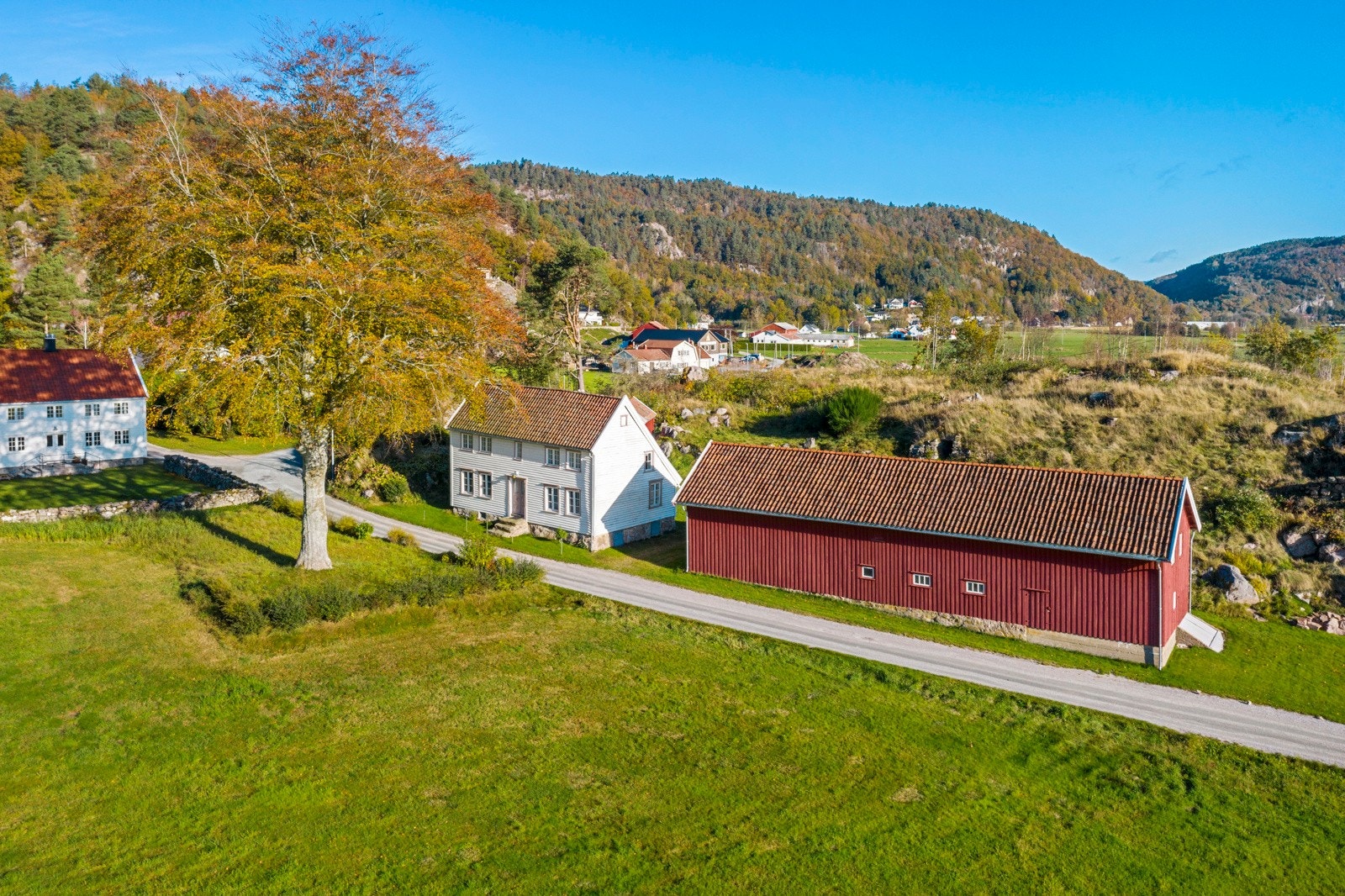 Dronebilde over gården som er fredet Galleribilde