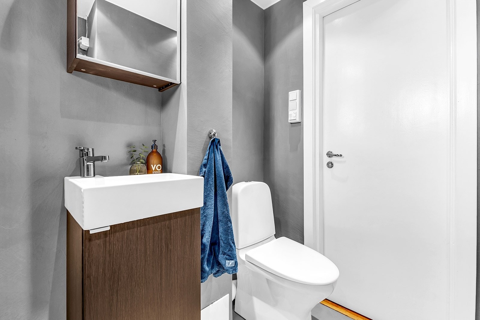 Badet består av dusj med innfellbare dører i herdet glass, servant, klosett og opplegg for vaskemaskin. Galleribilde