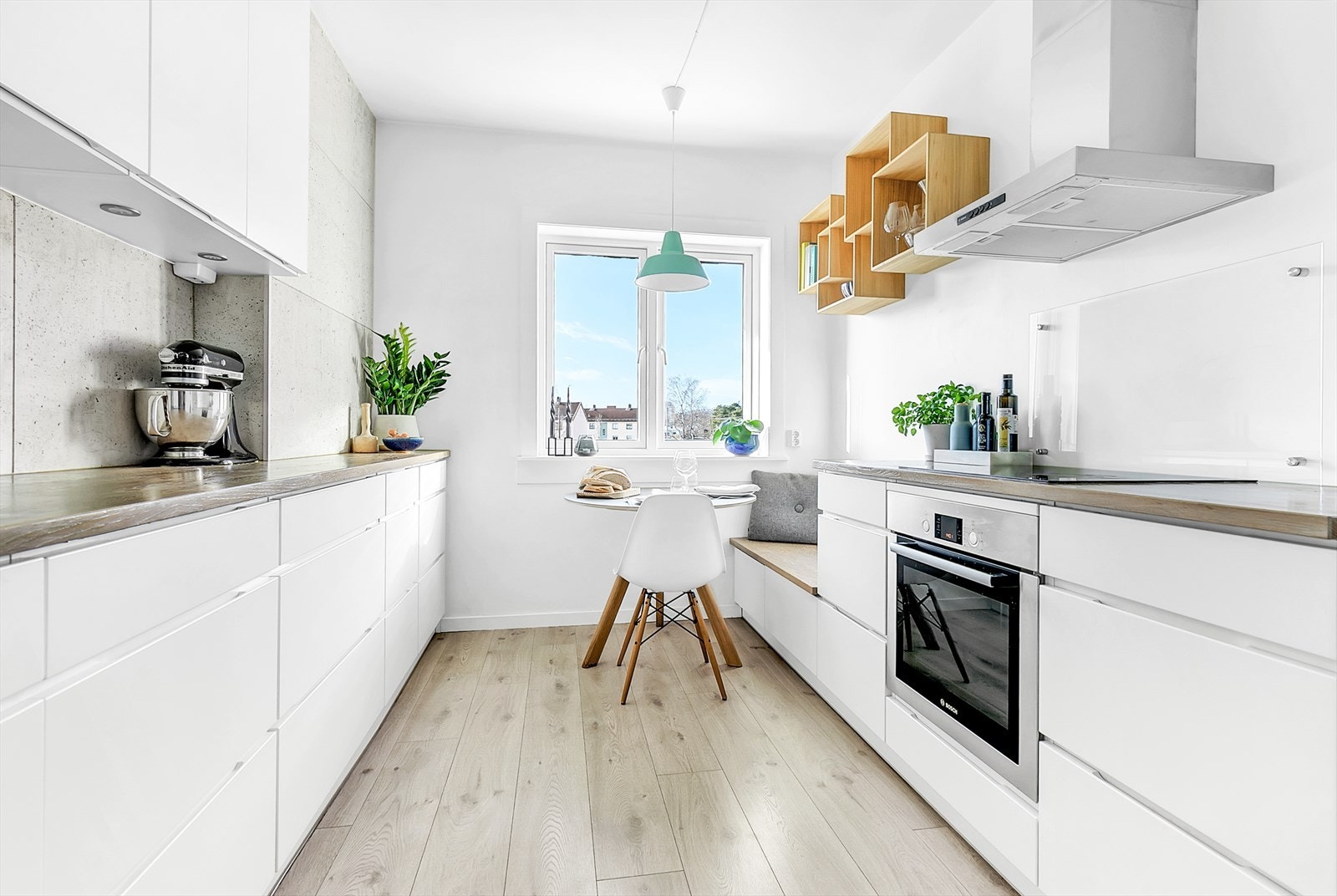 Flott kjøkken med god plass til sittegruppe, levert av Kvik. Galleribilde