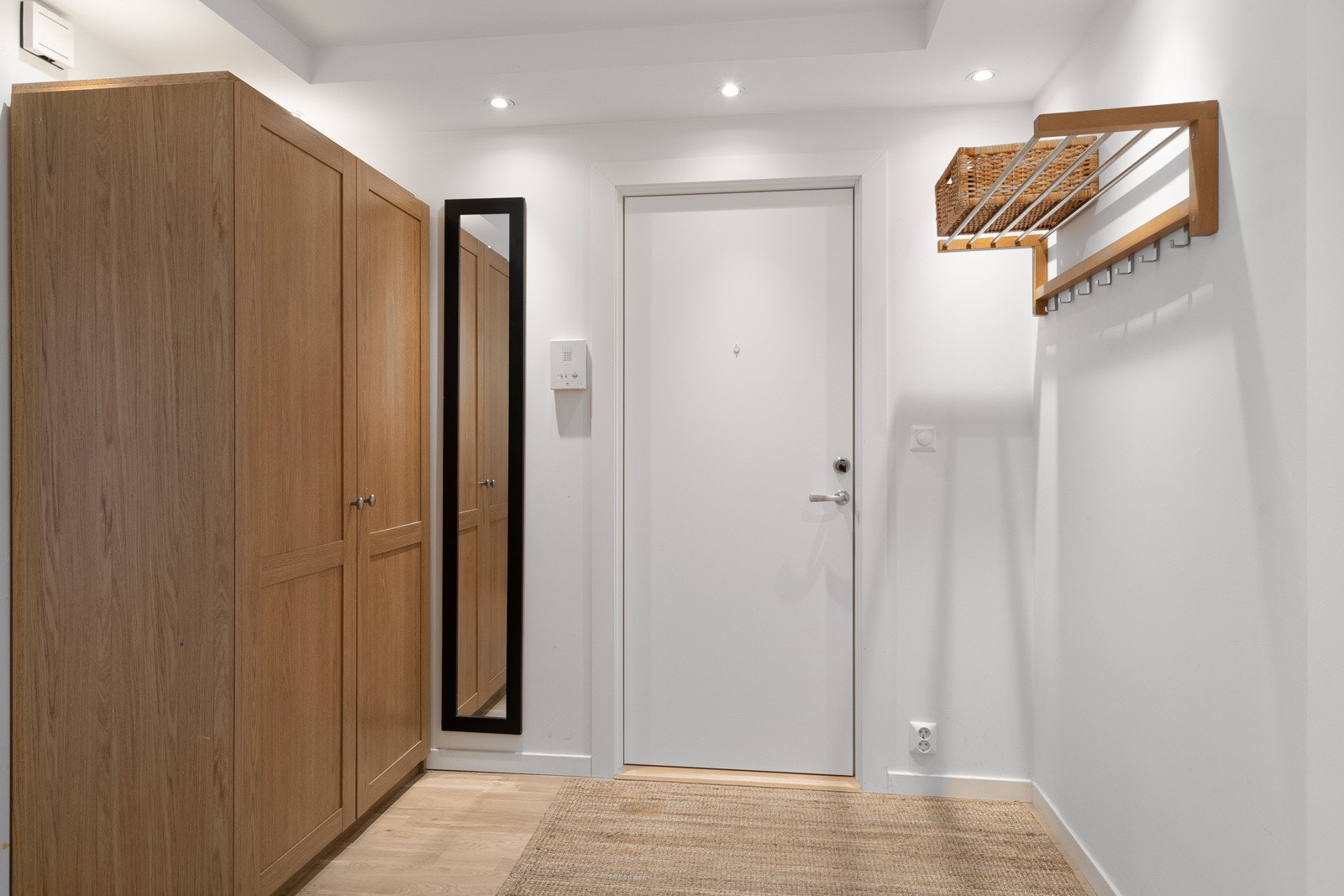 Flere oppbevaringsløsninger gjør det enkelt å holde god orden i entréen. Galleribilde