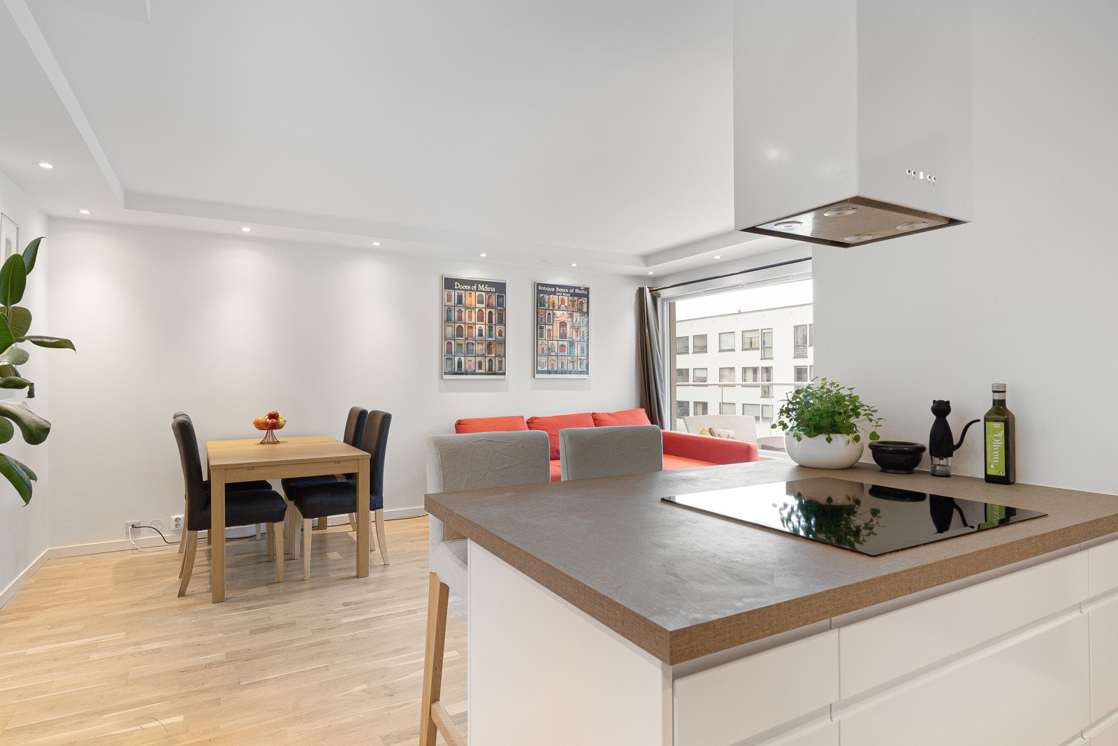 En åpen planløsning gjør det enkelt for kokken å holde den gode kontakten med gjestene mens maten tilberedes. Galleribilde