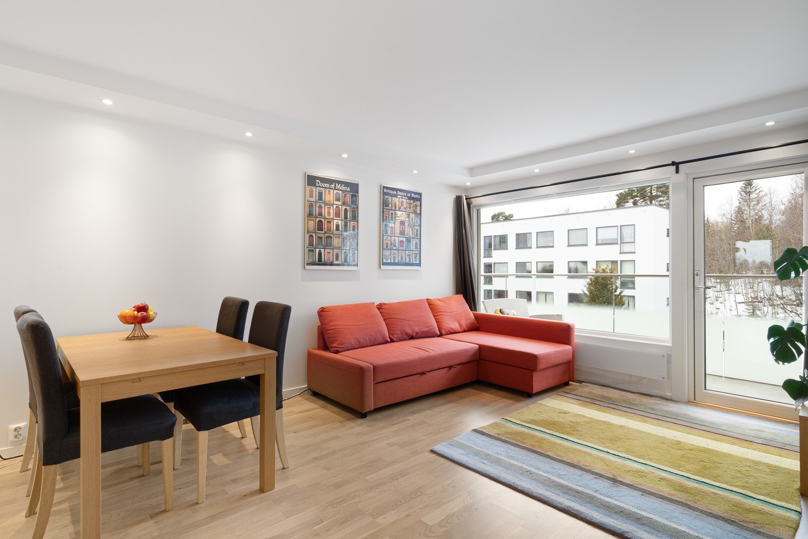 Stuen er et svært sosialt rom, med plass til både sofakroken og en hyggelig spisegruppe. Galleribilde