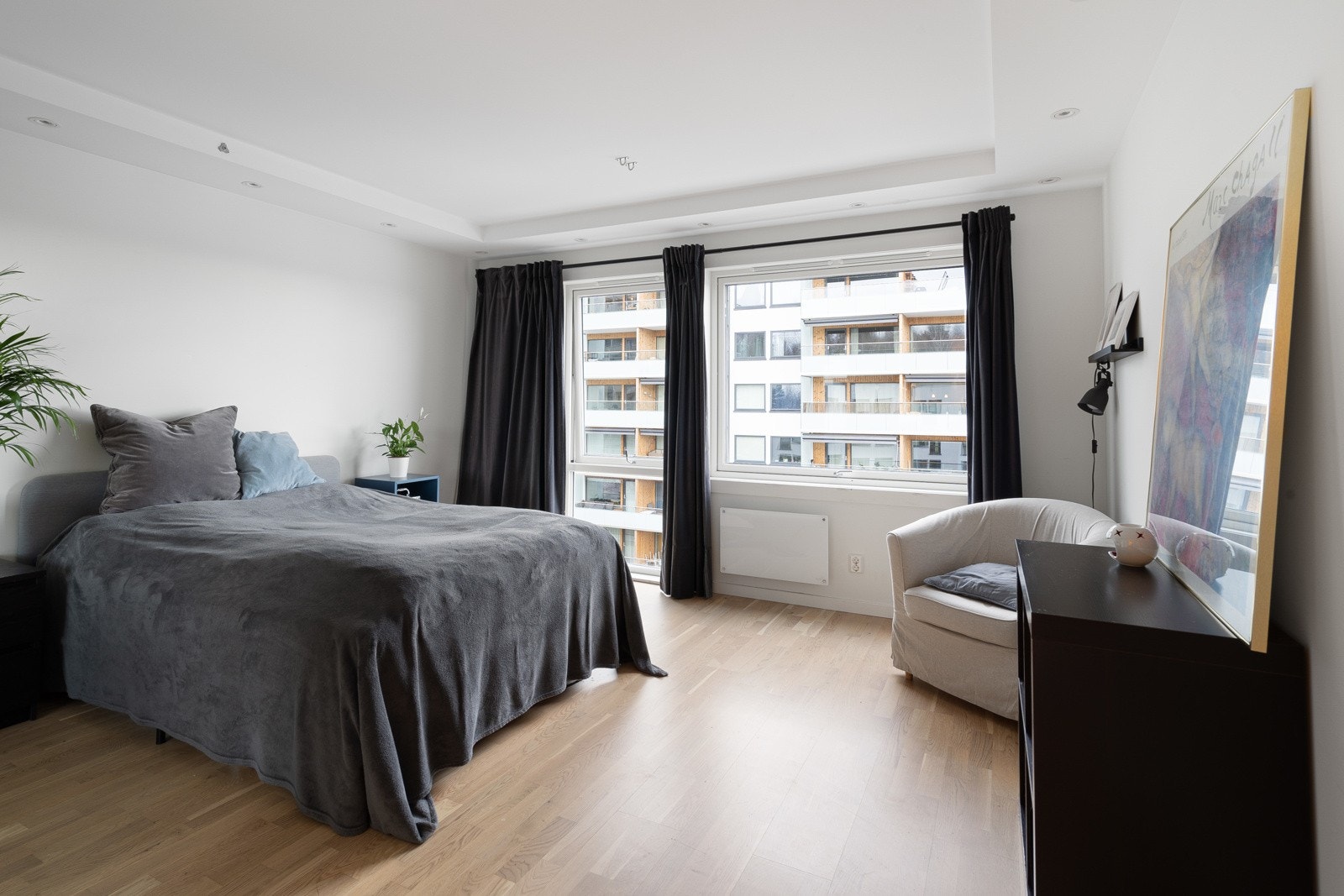 De store vinduene sørger for godt med naturlig lys til rommet. Galleribilde