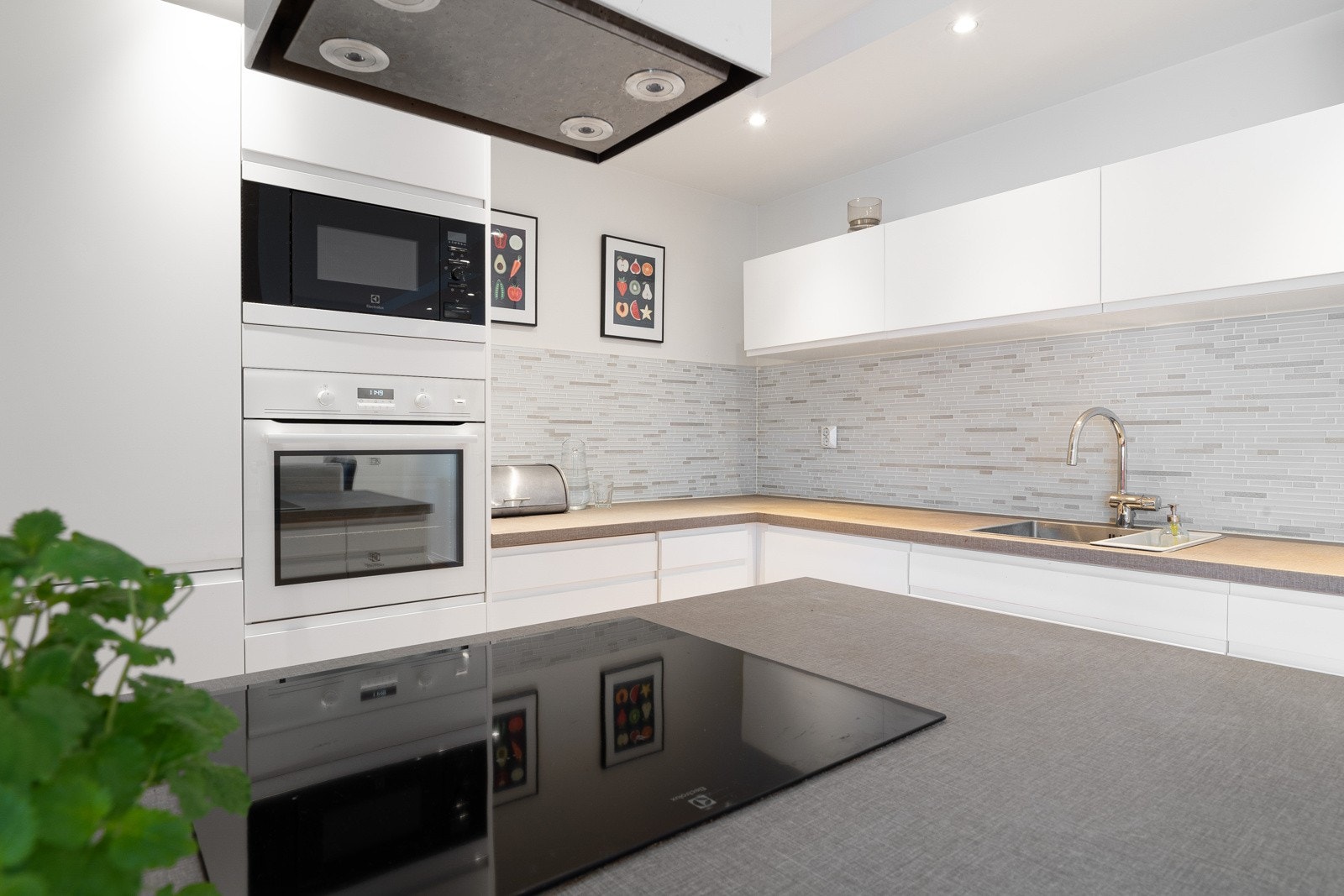 En praktisk halvøy mellom kjøkken- og stuesone gir gode arbeidsforhold og gjør matlagingen til en lek. Galleribilde