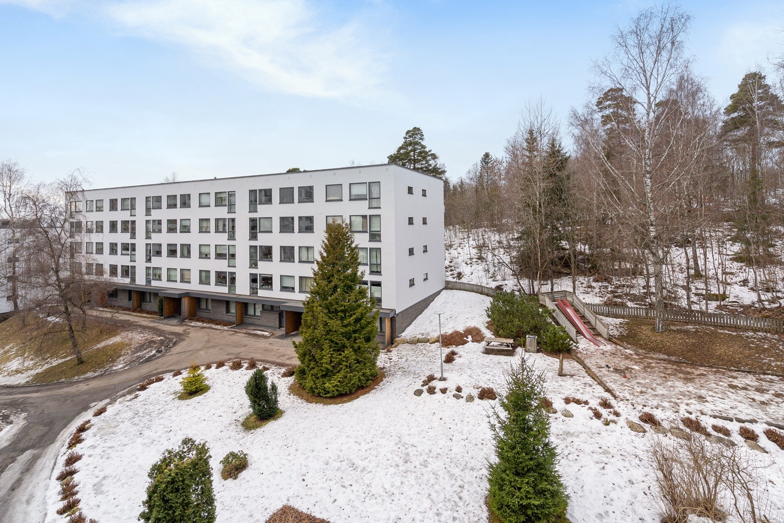 Borettslaget ligger opptil et skogområde på Hovseter med Hovseterdalen og Mærradalen i umiddelbar nærhet. Galleribilde