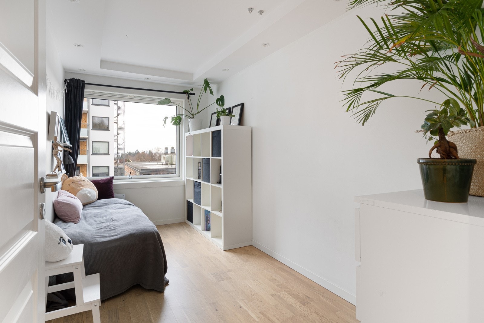 Også dette rommet får godt med naturlig lys gjennom et stort vindu. Galleribilde