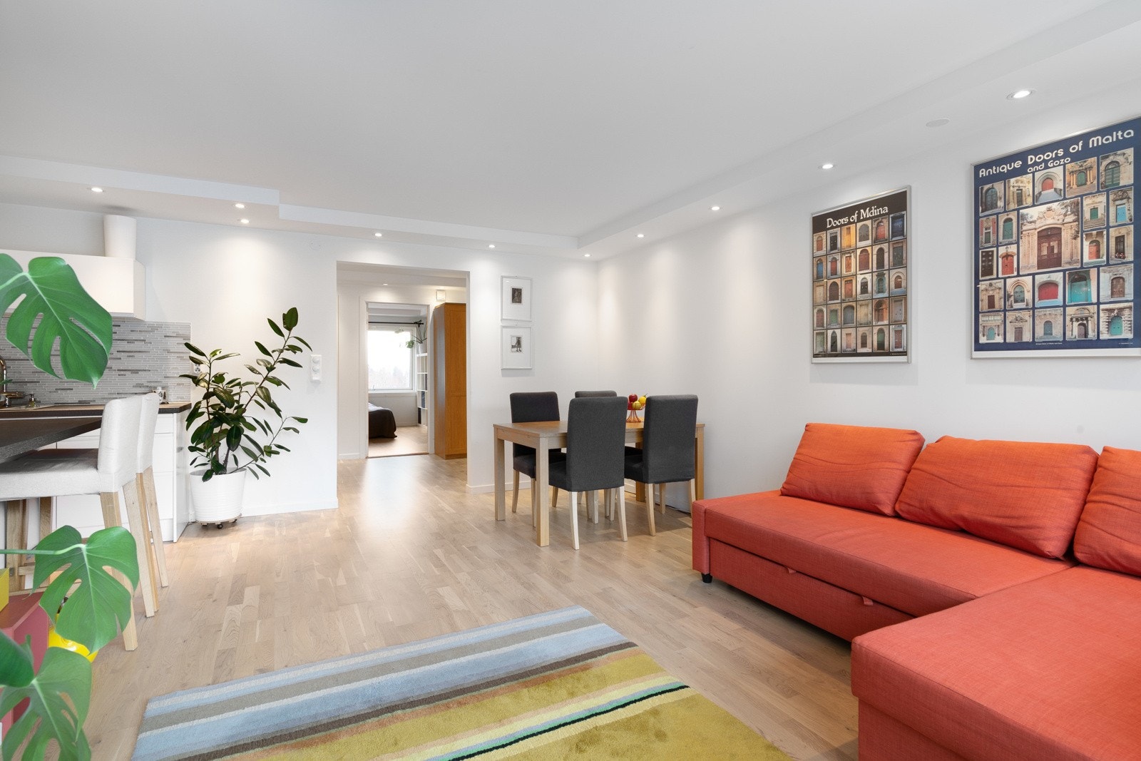 Leiligheten har en gjennomgående 3-stavs hvitpigmentert eikeparkett. Galleribilde