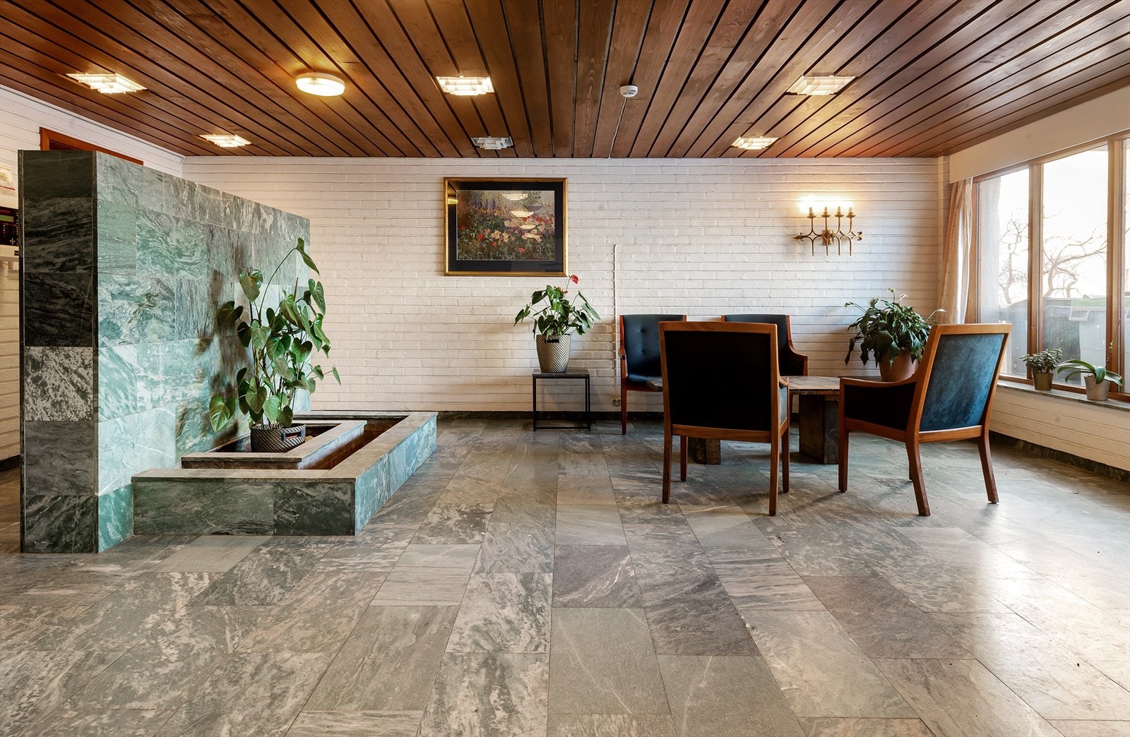 Hyggelig inngangsparti i bygget, beboerne har også tilgang på eget selskapslokale. Galleribilde