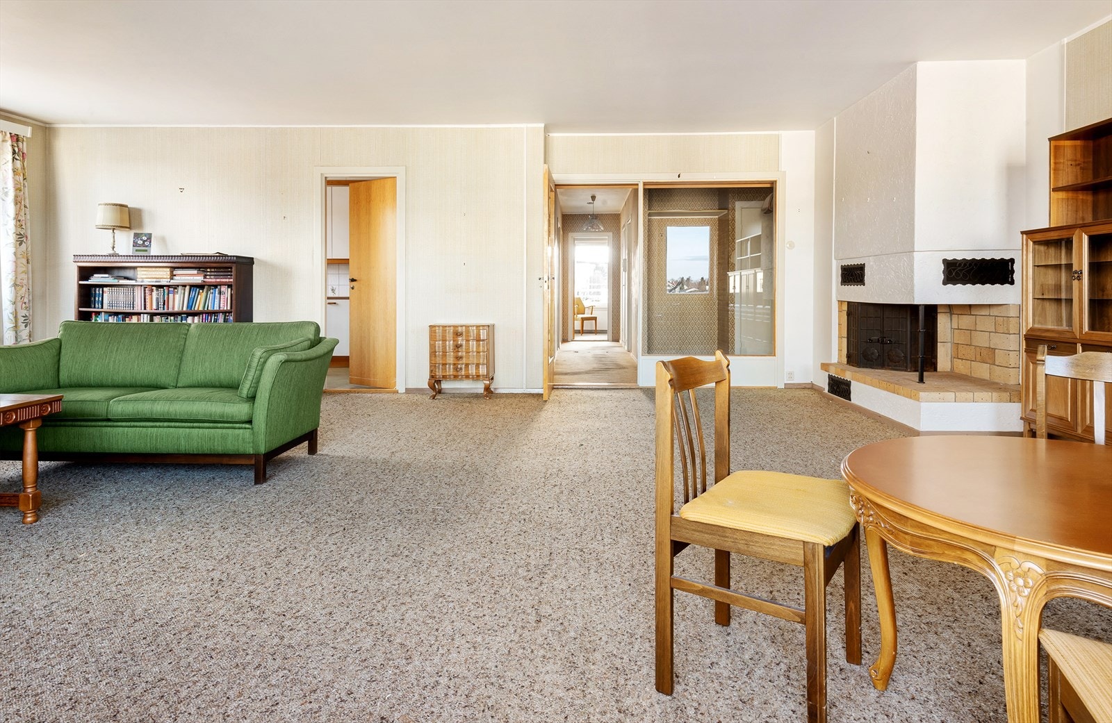 God plass til sofagruppe og spisegruppe i stuen. Galleribilde