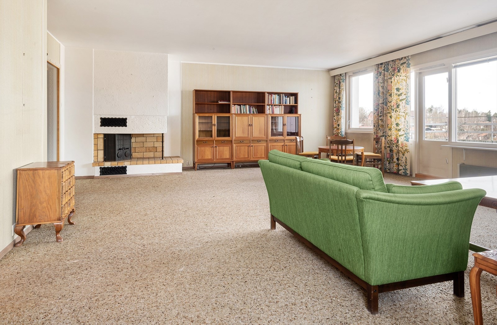 Lys 4(5)-roms endeleilighet i 7.etg med 2 balkonger. Nye våtrom 2021. V.V inkl. Heis. Parkering* Renoveringsbehov. Galleribilde