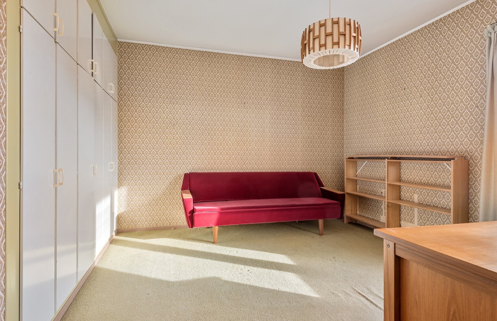 Romslig hovedsoverom med god plass til dobbeltseng, nattbord og tilhørende møblement. Galleribilde