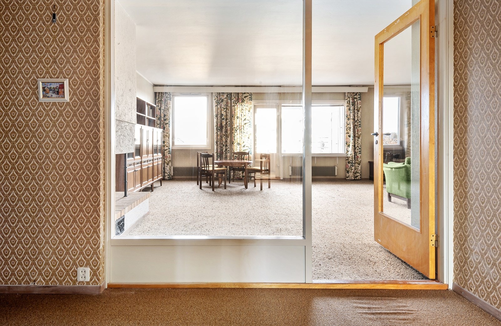 Leiligheten har store vindusflater som gir rikelig med lys og en behagelig atmosfære. Galleribilde