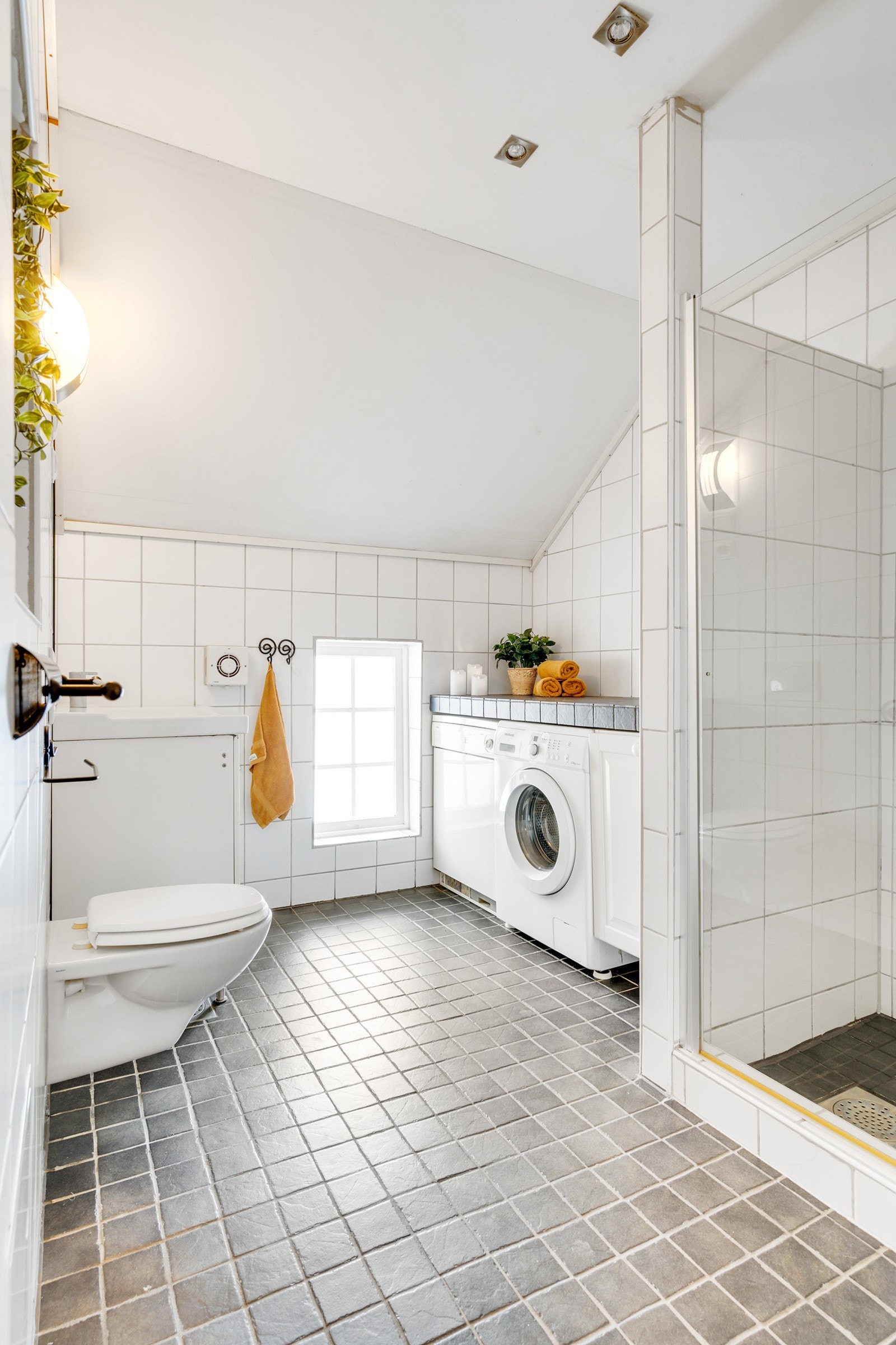 Bad med opplagg for vaskemaskin. Galleribilde
