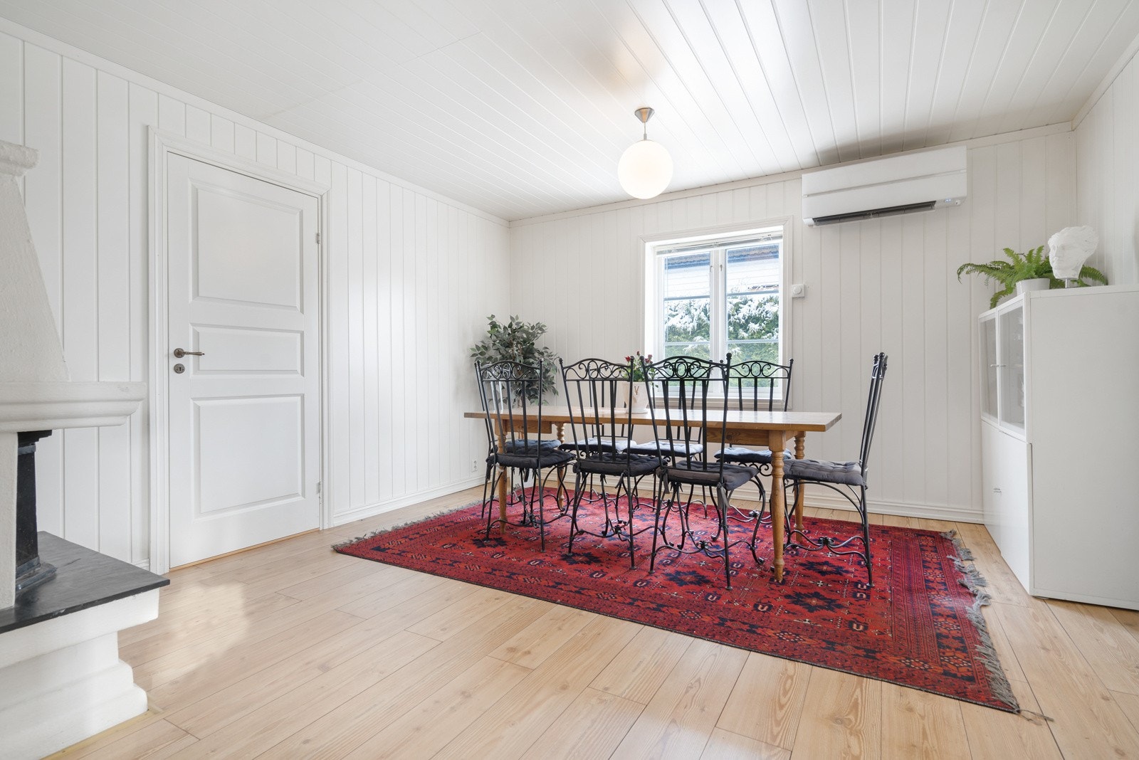 Spisestue/stue evt. ekstra soverom. Det er peis og varmepumpe montert. Galleribilde