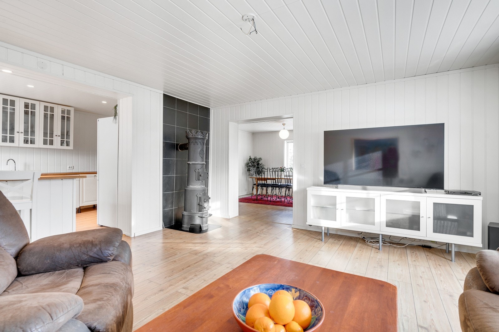 Stor stue med utgang til hage. Galleribilde
