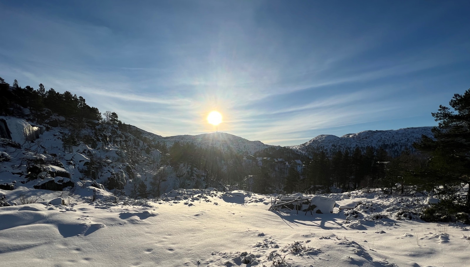 Det er fin uksikt og mye sol på denne tomten - rett ved gruvebyen og rett med skiløypa som tar deg opp på høyfjellet Galleribilde